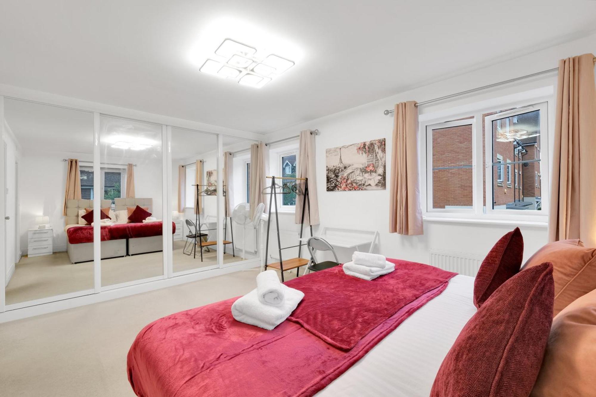 Foxherne 6 Bedroom 3bath Serviced House 18 With Parking -