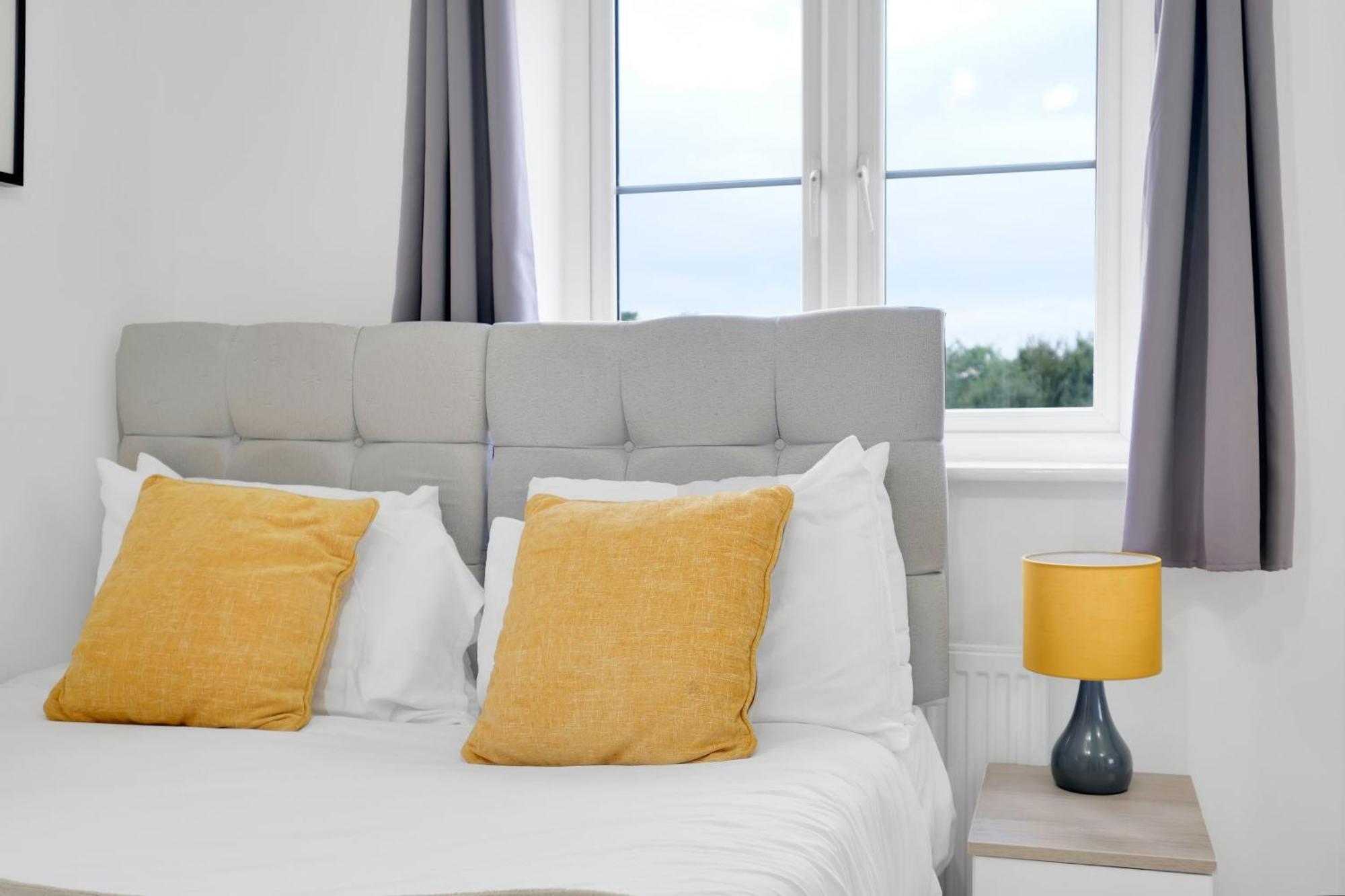 Foxherne 6 Bedroom 3bath Serviced House 18 With Parking - Apartamento Slough