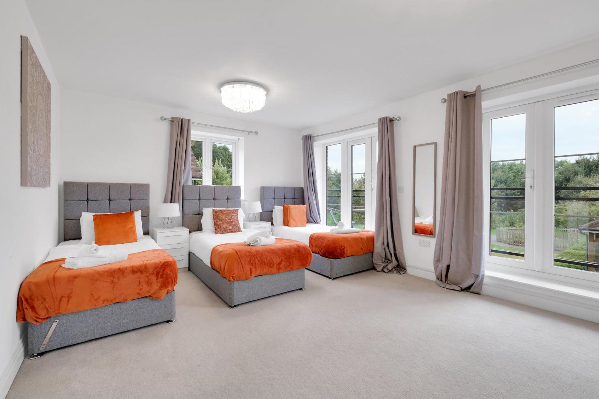 Foxherne 6 Bedroom 3bath Serviced House 18 With Parking - *