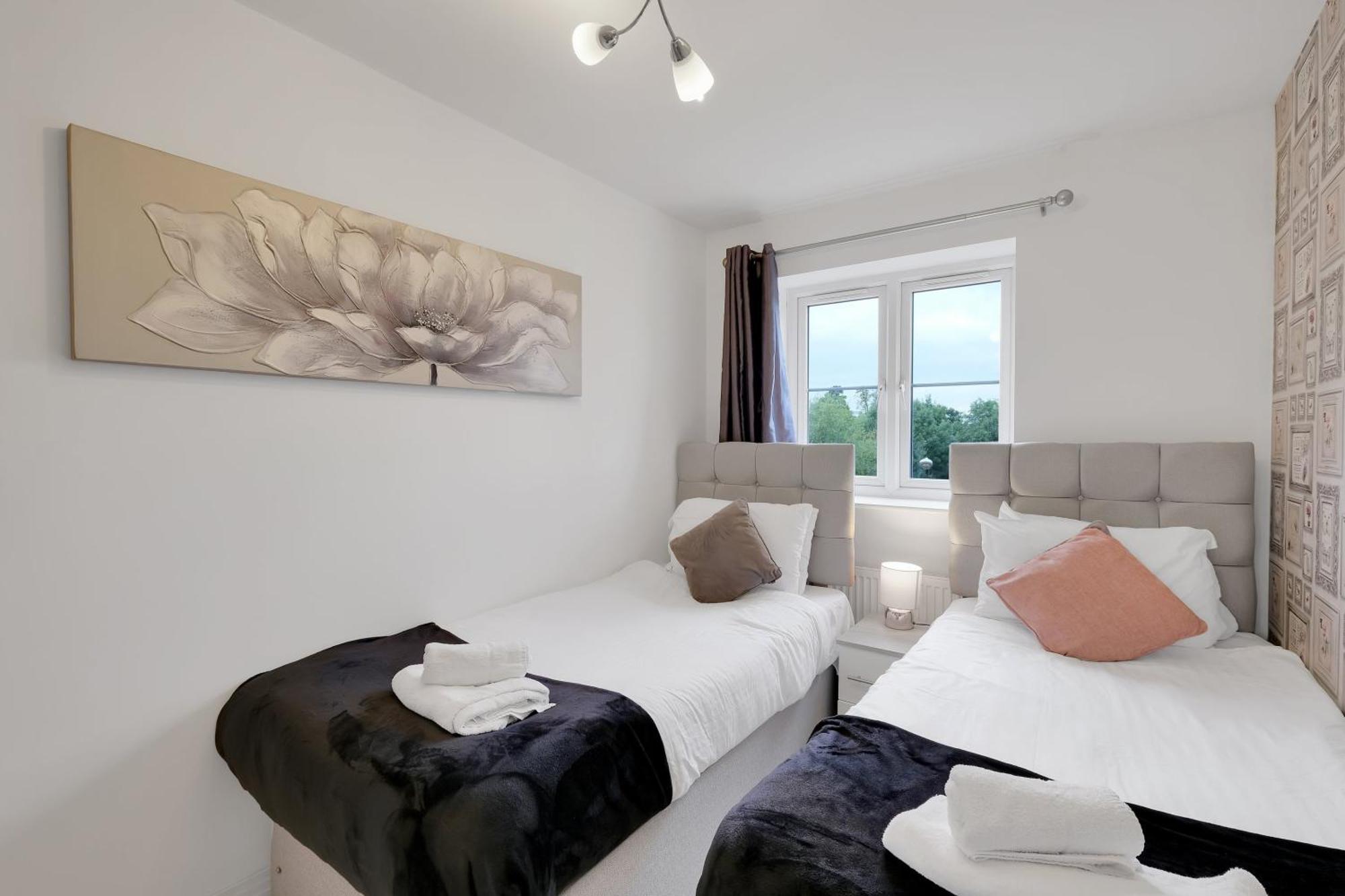 Foxherne 6 Bedroom 3bath Serviced House 18 With Parking -