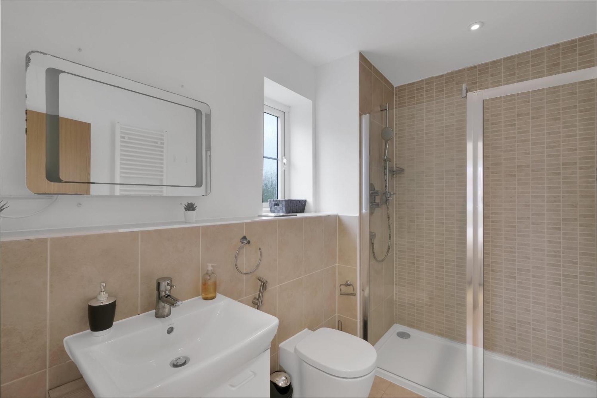 Foxherne 6 Bedroom 3bath Serviced House 18 With Parking - Apartamento *