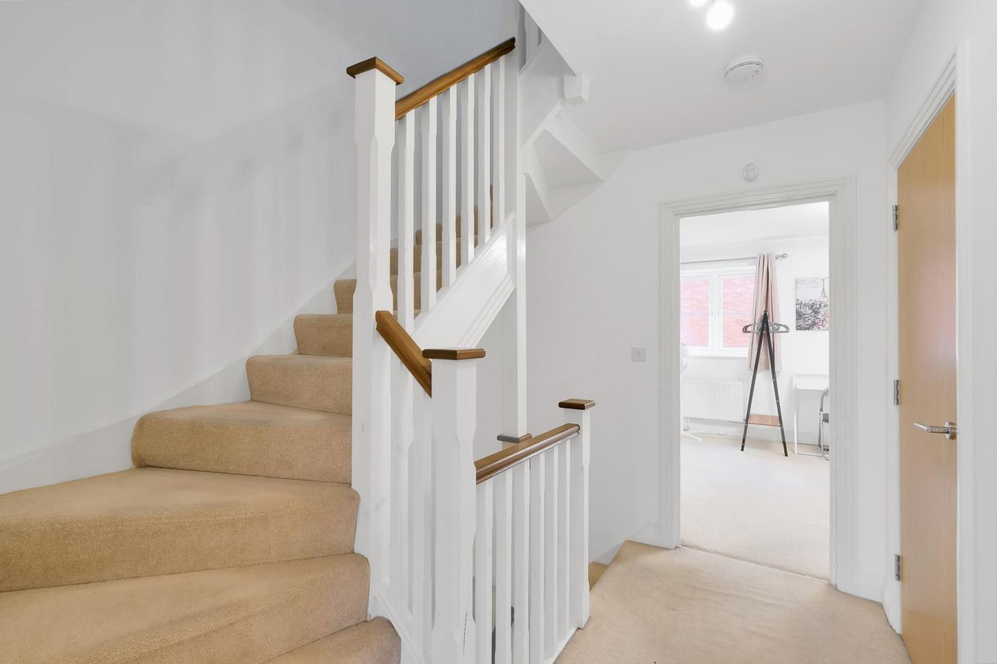 Foxherne 6 Bedroom 3bath Serviced House 18 With Parking - *