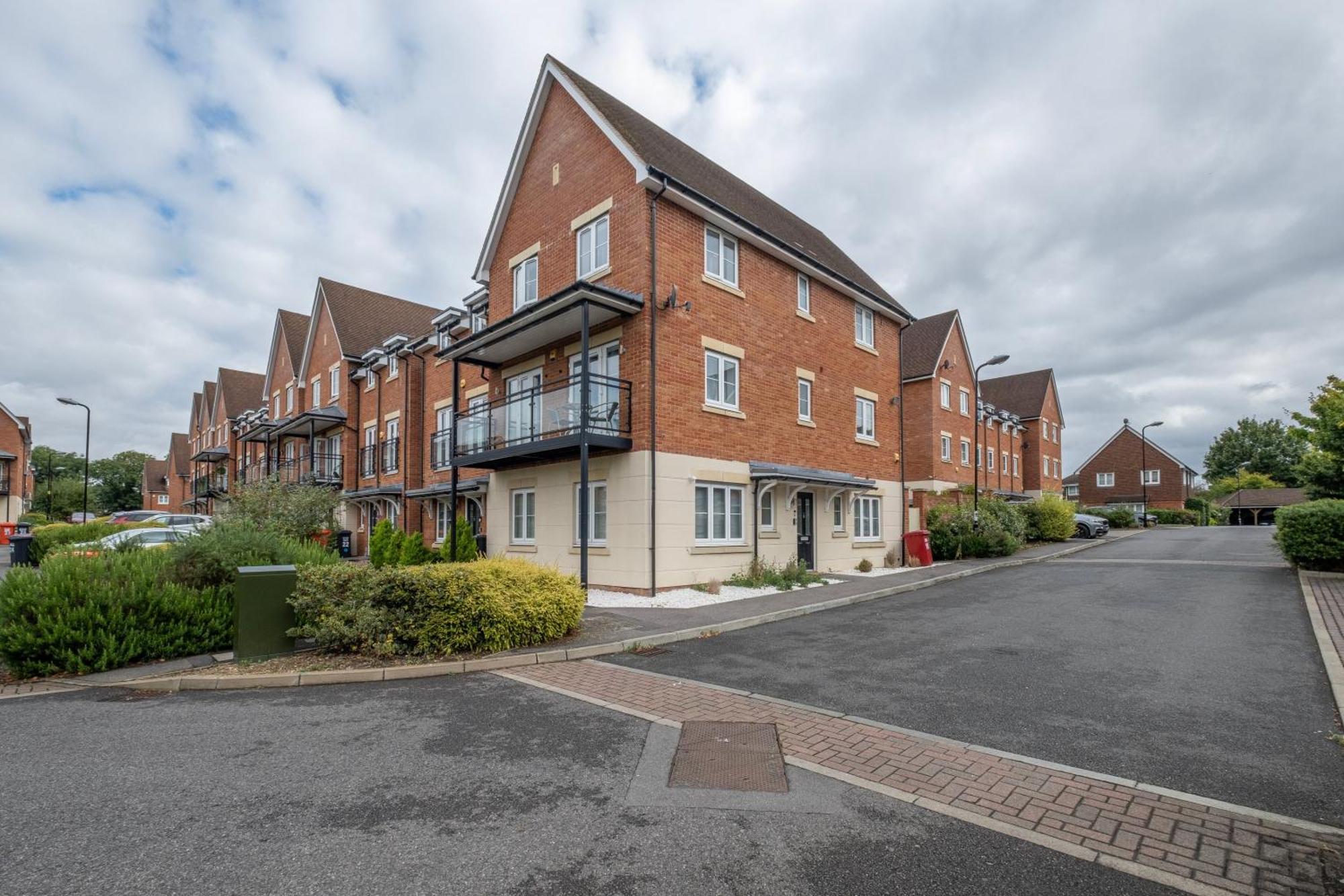 Foxherne 6 Bedroom 3bath Serviced House 18 With Parking - Apartamento Slough