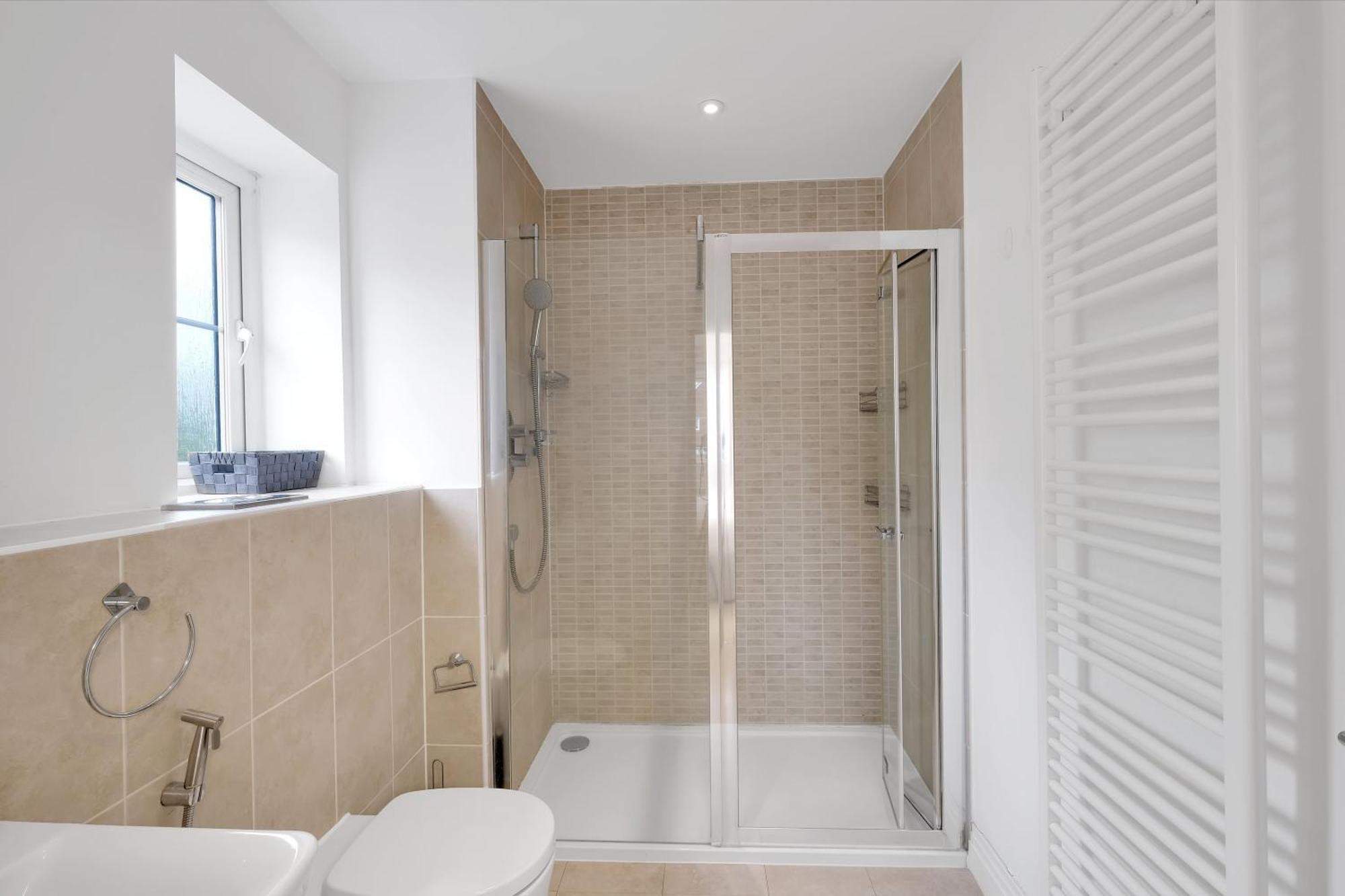 Foxherne 6 Bedroom 3bath Serviced House 18 With Parking - * Slough