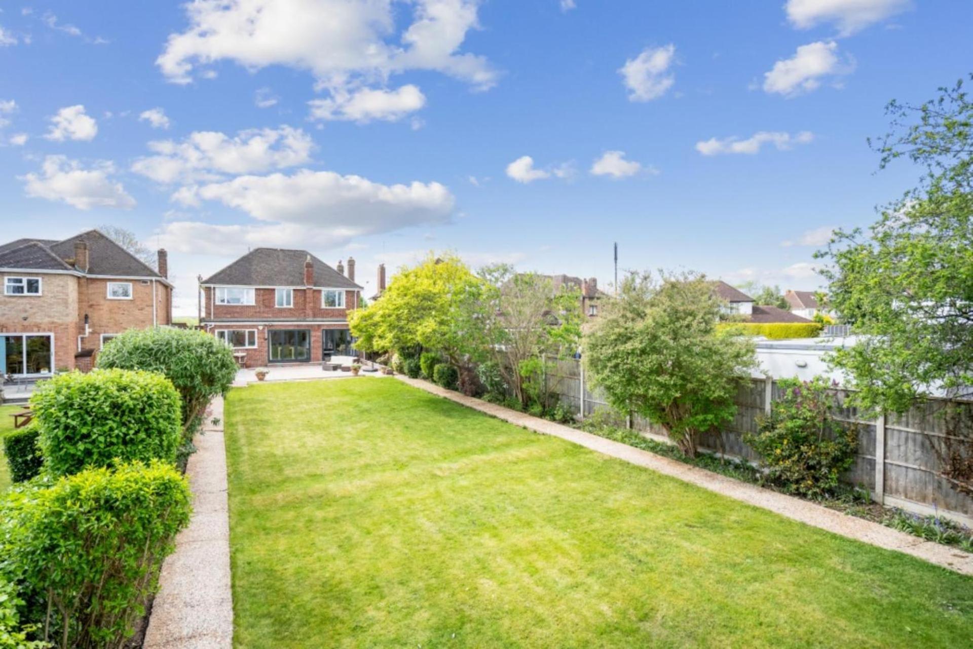 Luxury Four Bedroom With Large Garden Apartment Slough