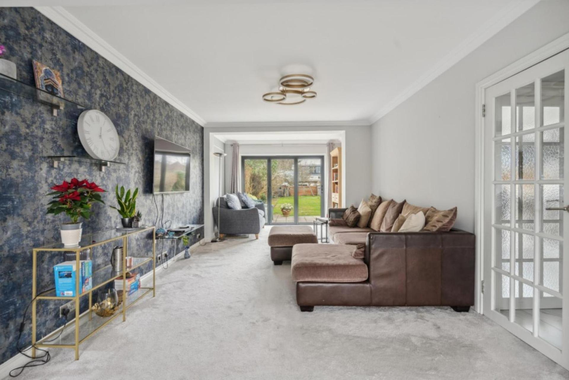 Luxury Four Bedroom With Large Garden Apartment