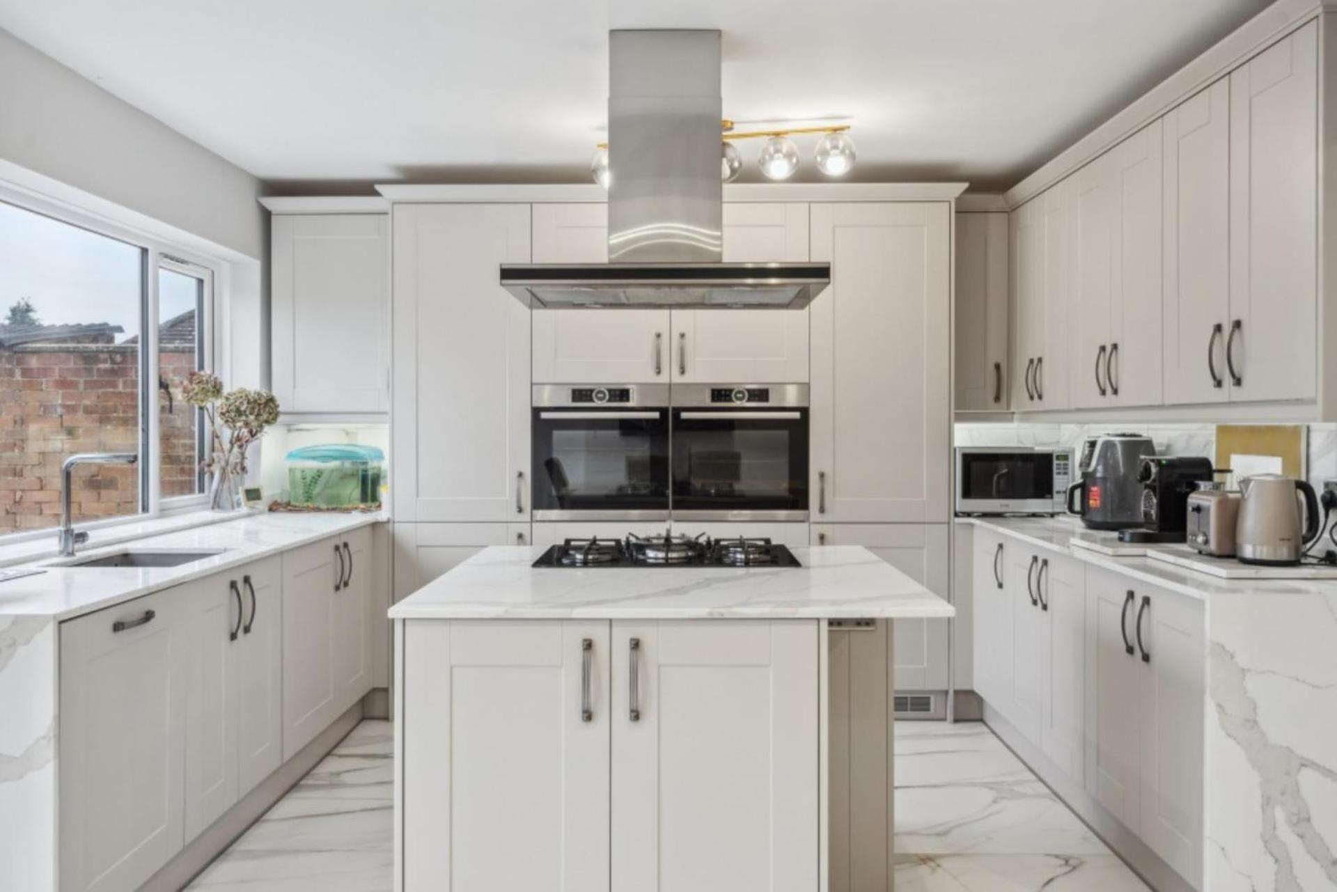 Luxury Four Bedroom With Large Garden Apartment