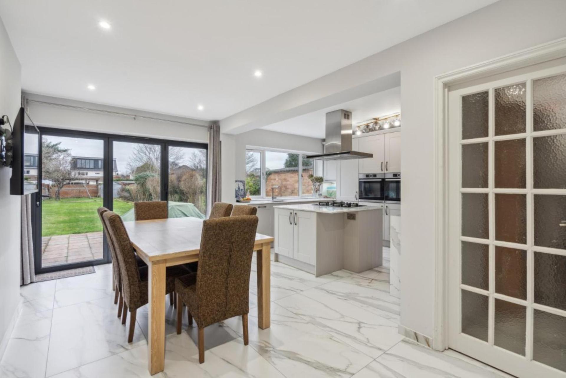 Luxury Four Bedroom With Large Garden Apartment *