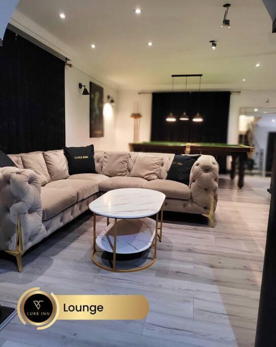 Luxurious 4-bedroom House, Near Heathrow Terminal 4 Villa