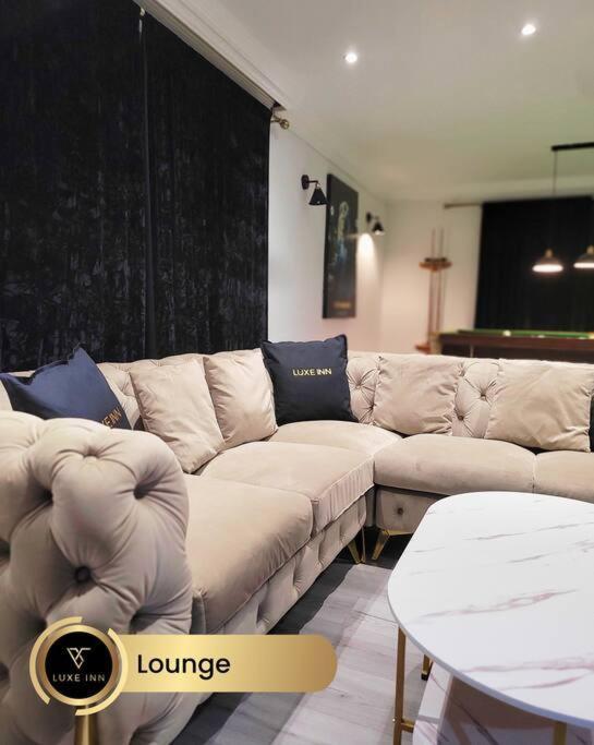 Luxurious 4-bedroom House, Near Heathrow Terminal 4 Villa