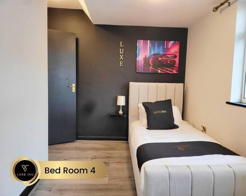 Luxurious 4-bedroom House, Near Heathrow Terminal 4 Villa