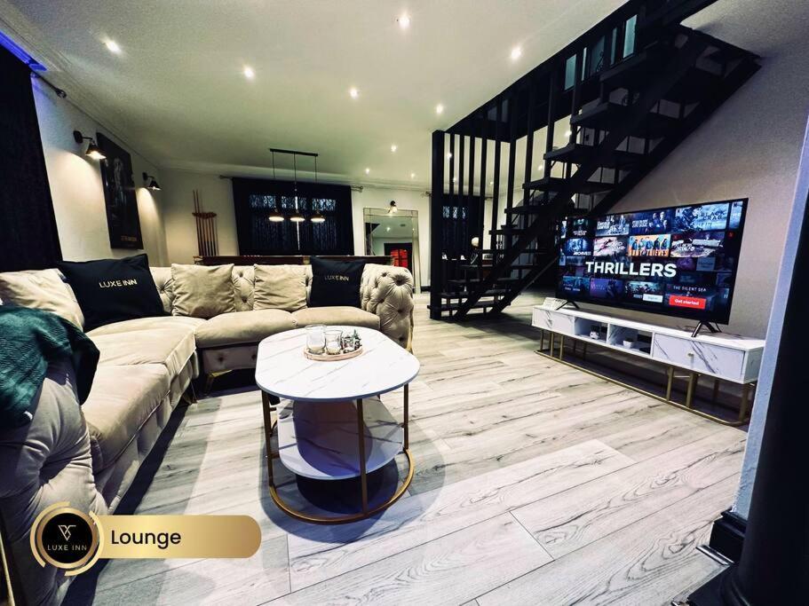 Luxurious 4-bedroom House, Near Heathrow Terminal 4 Villa