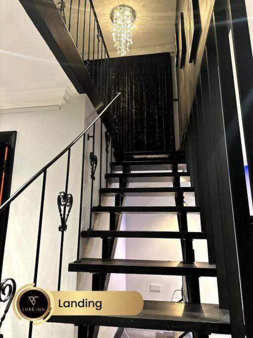 Luxurious 4-bedroom House, Near Heathrow Terminal 4 Villa *