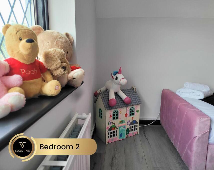 Villa Luxurious 4-bedroom House, Near Heathrow Terminal 4 *