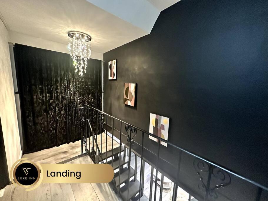 Luxurious 4-bedroom House, Near Heathrow Terminal 4 * Slough