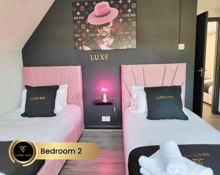 Luxurious 4-bedroom House, Near Heathrow Terminal 4 Villa
