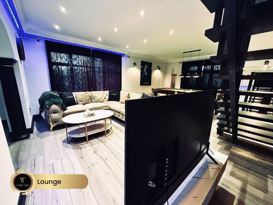 Luxurious 4-bedroom House, Near Heathrow Terminal 4 Villa Slough