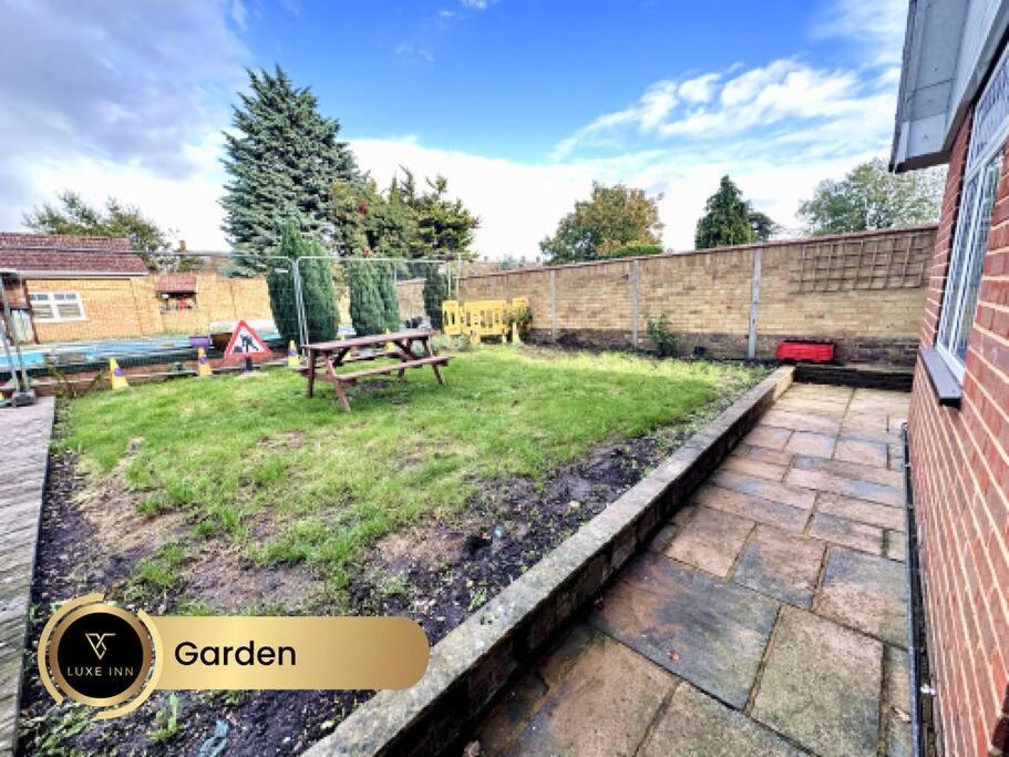 Luxurious 4-bedroom House, Near Heathrow Terminal 4 *