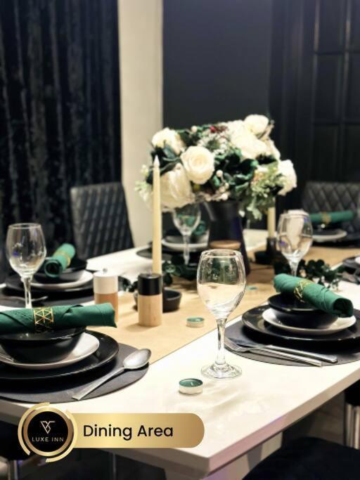 Luxurious 4-bedroom House, Near Heathrow Terminal 4 *