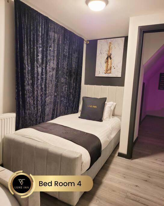 Luxurious 4-bedroom House, Near Heathrow Terminal 4 Villa