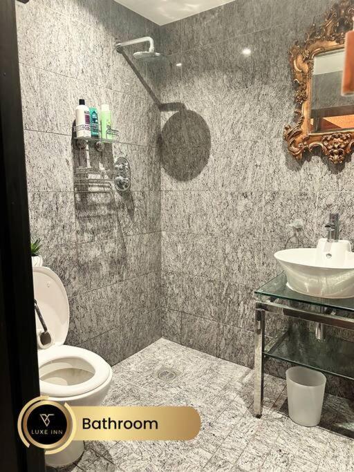 Luxurious 4-bedroom House, Near Heathrow Terminal 4