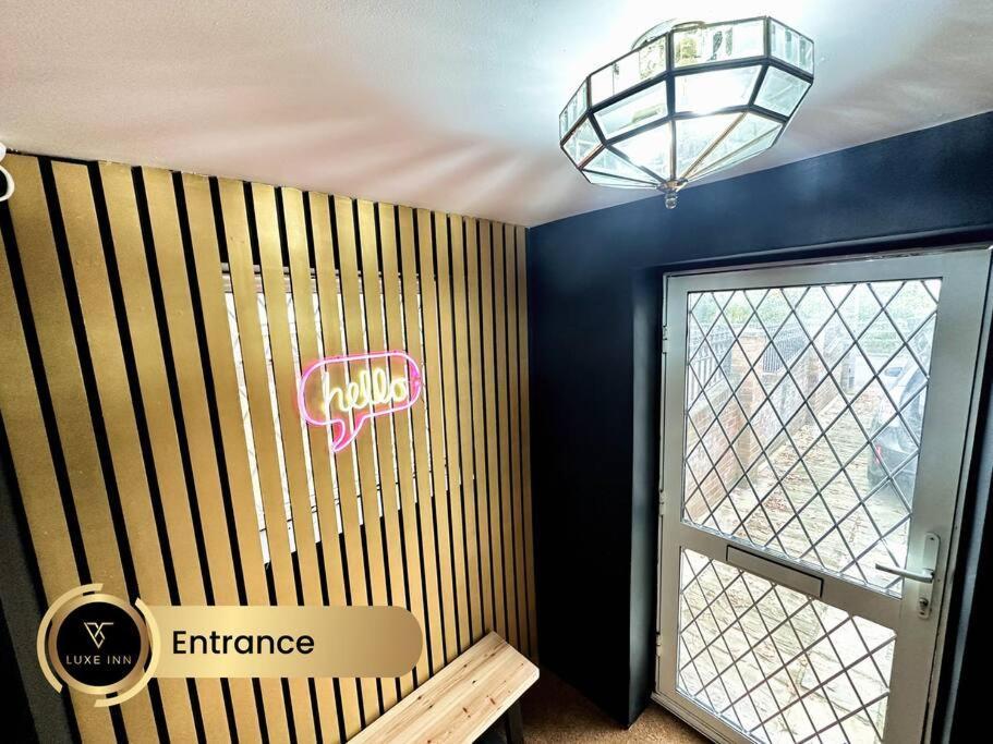 Villa Luxurious 4-bedroom House, Near Heathrow Terminal 4 *