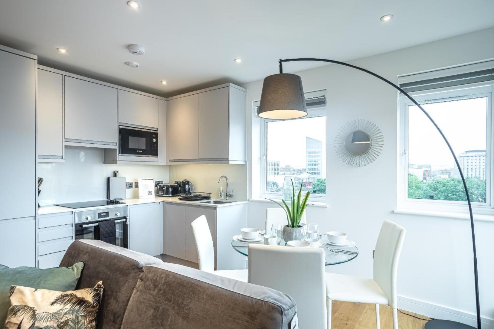 Apartment Luxe One Bedroom With Balcony Slough