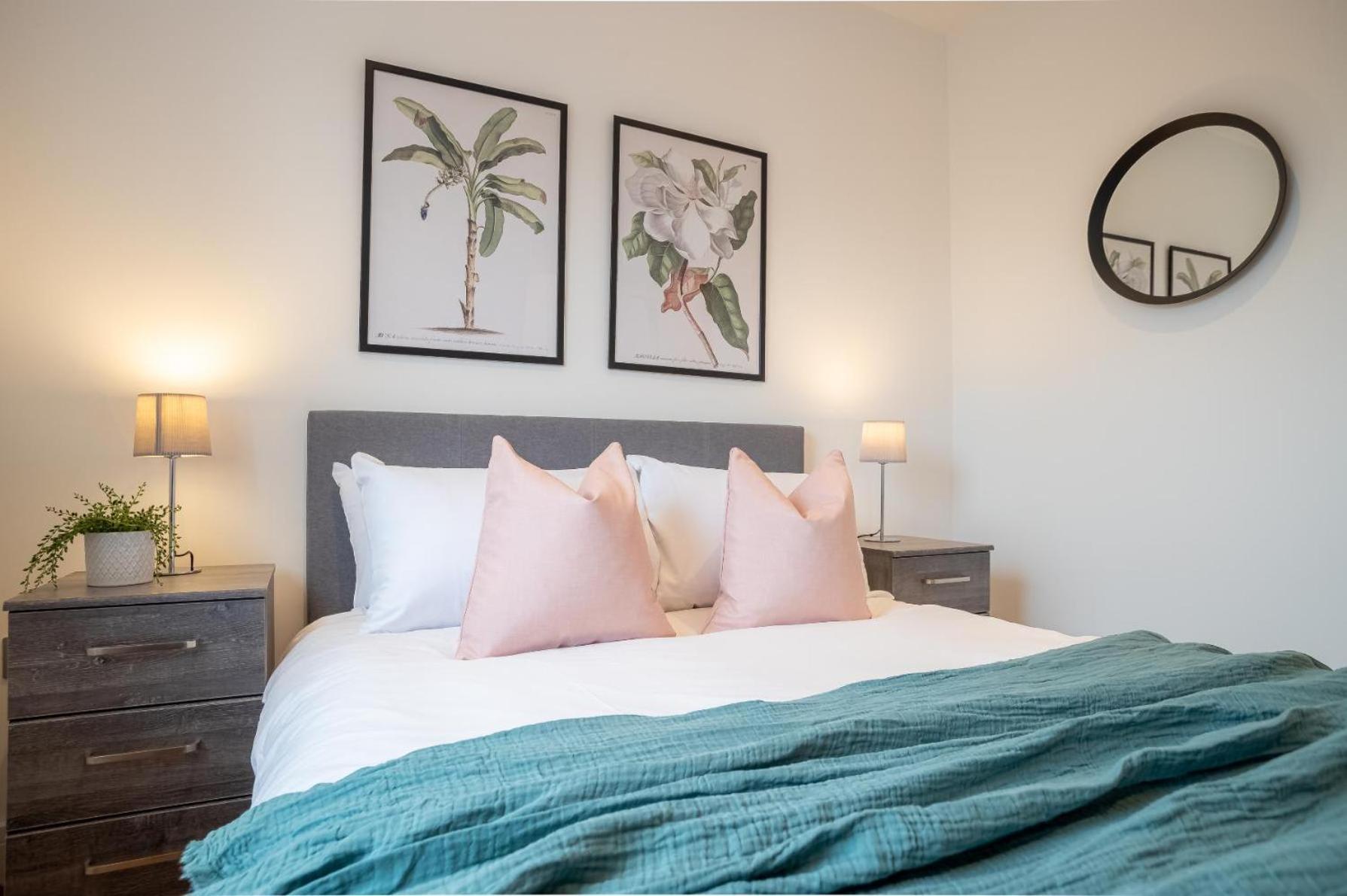 Luxe One Bedroom With Balcony Apartment *