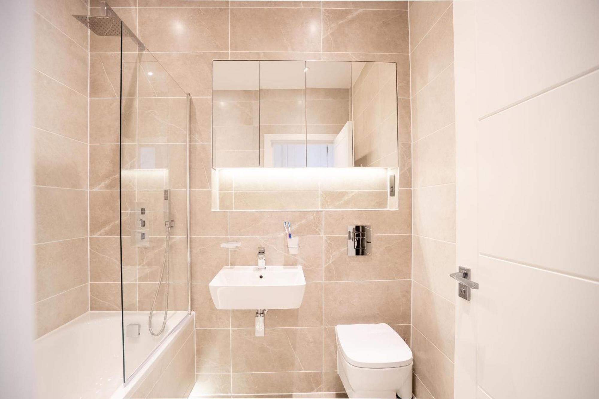 Luxe One Bedroom With Balcony Apartment *