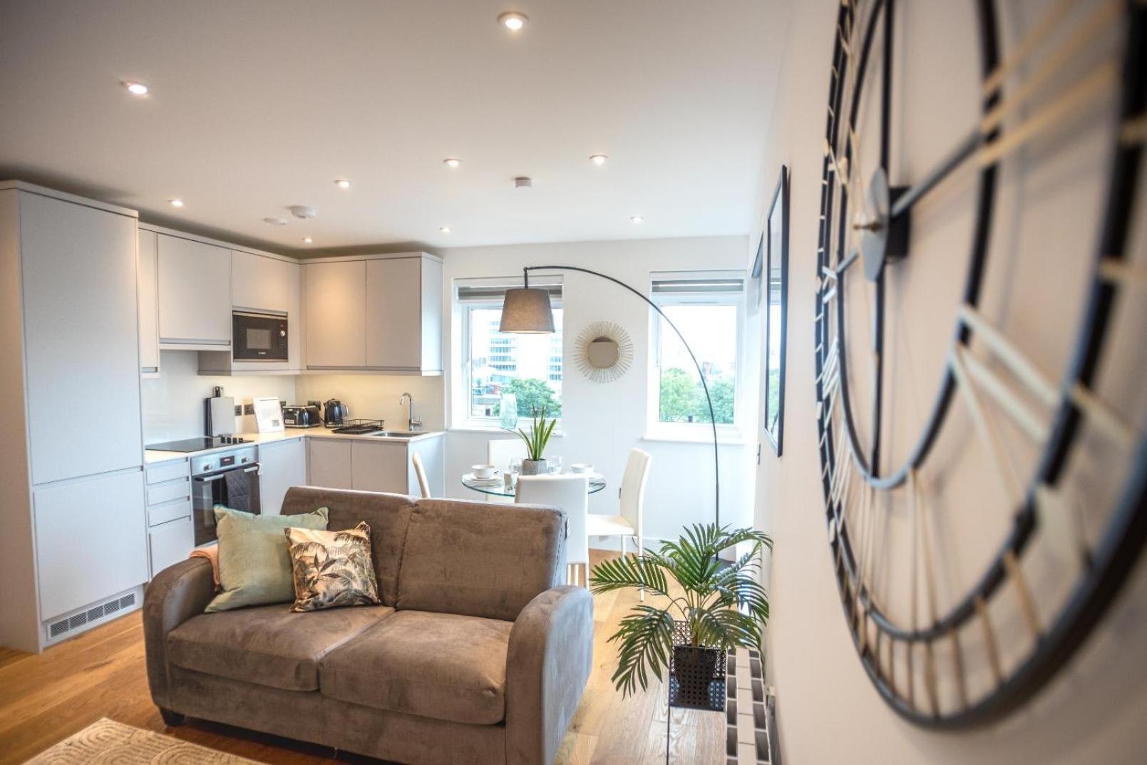 Luxe One Bedroom With Balcony Apartment Slough