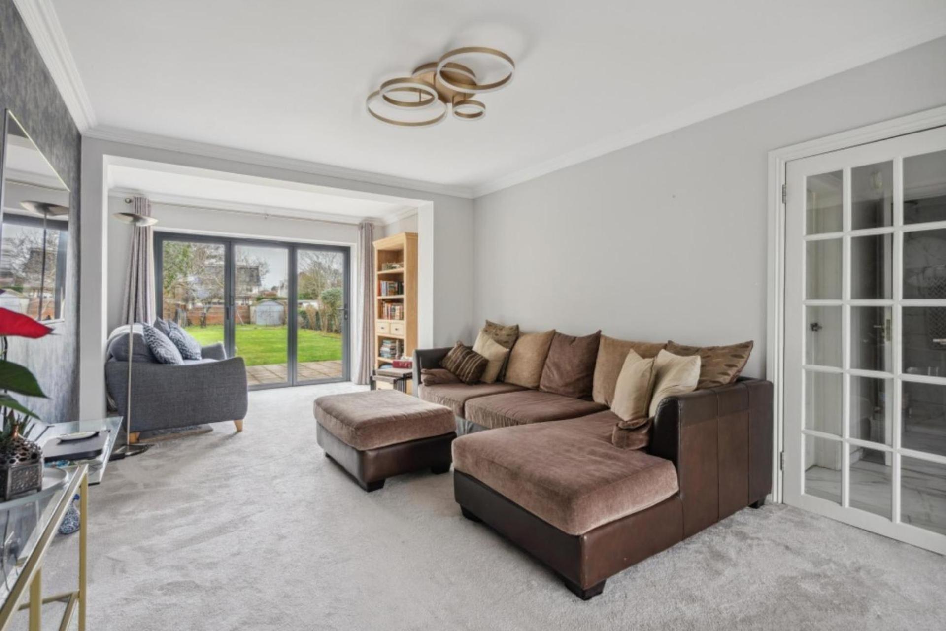 Luxury Four Bedroom With Large Garden Apartment