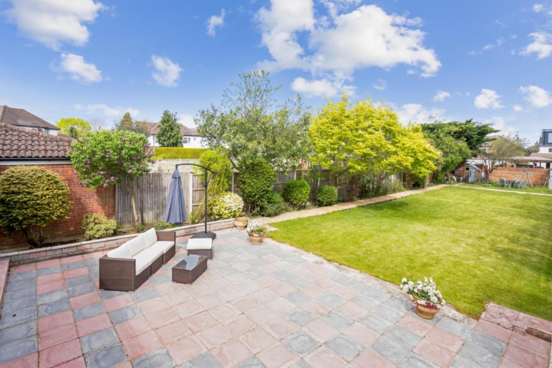 Luxury Four Bedroom With Large Garden Apartment Slough