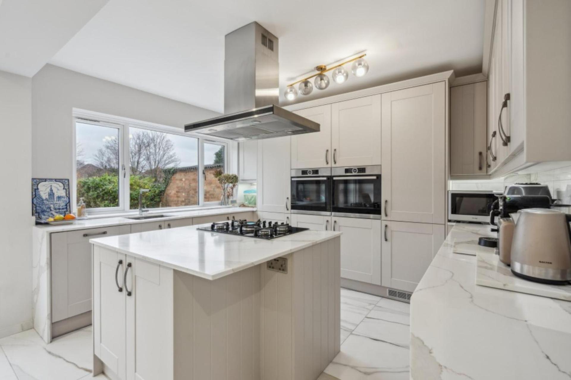 Luxury Four Bedroom With Large Garden Apartment Slough