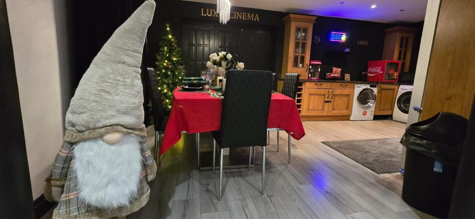 Luxurious 4-bedroom House, Near Heathrow Terminal 4 Villa