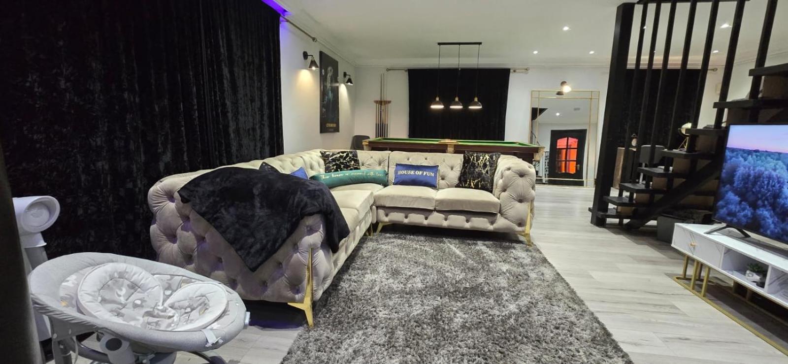 Luxurious 4-bedroom House, Near Heathrow Terminal 4 * Slough