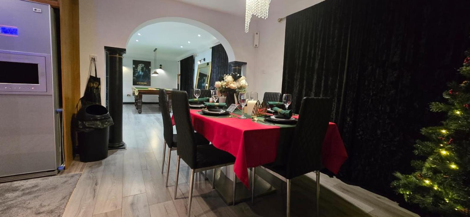 Villa Luxurious 4-bedroom House, Near Heathrow Terminal 4 Slough