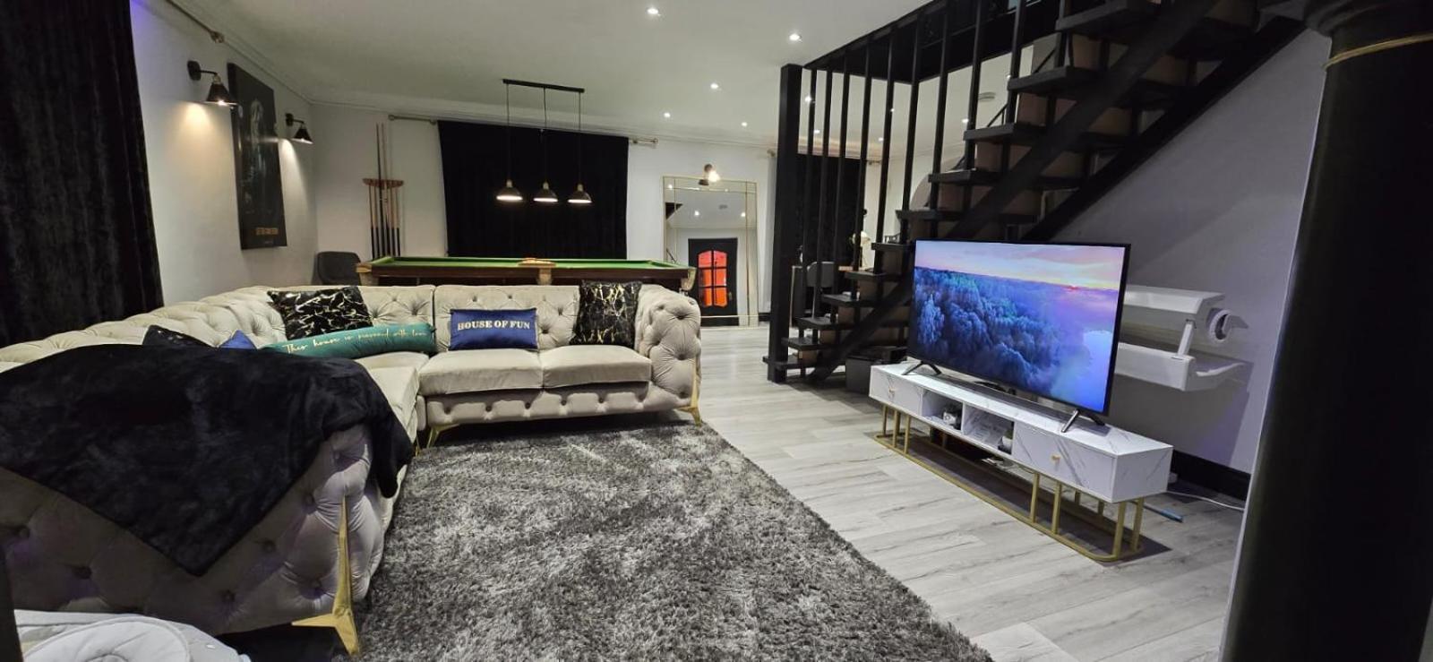 Luxurious 4-bedroom House, Near Heathrow Terminal 4 Slough