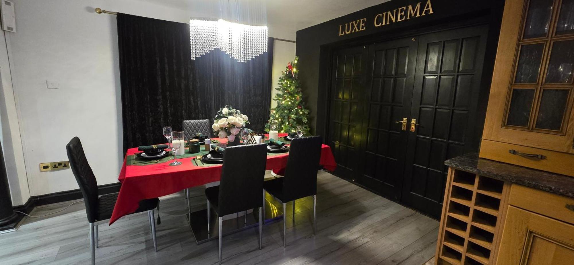 Luxurious 4-bedroom House, Near Heathrow Terminal 4 Villa