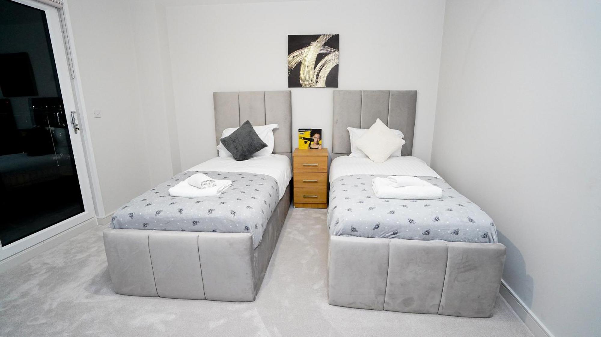Spacious 3 Bedroom In With Free Parking By Easy 2 Manage