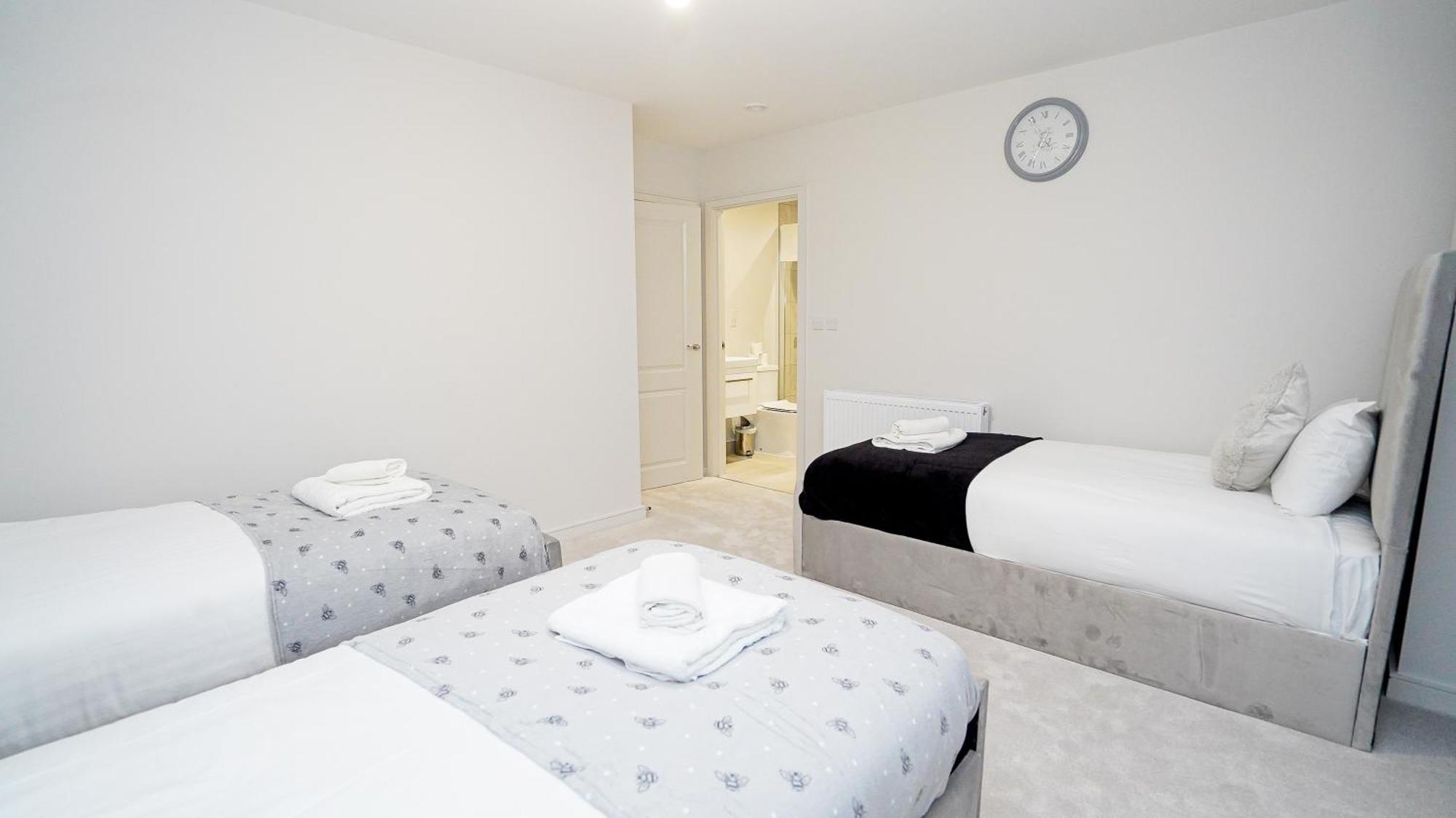 Spacious 3 Bedroom In With Free Parking By Easy 2 Manage