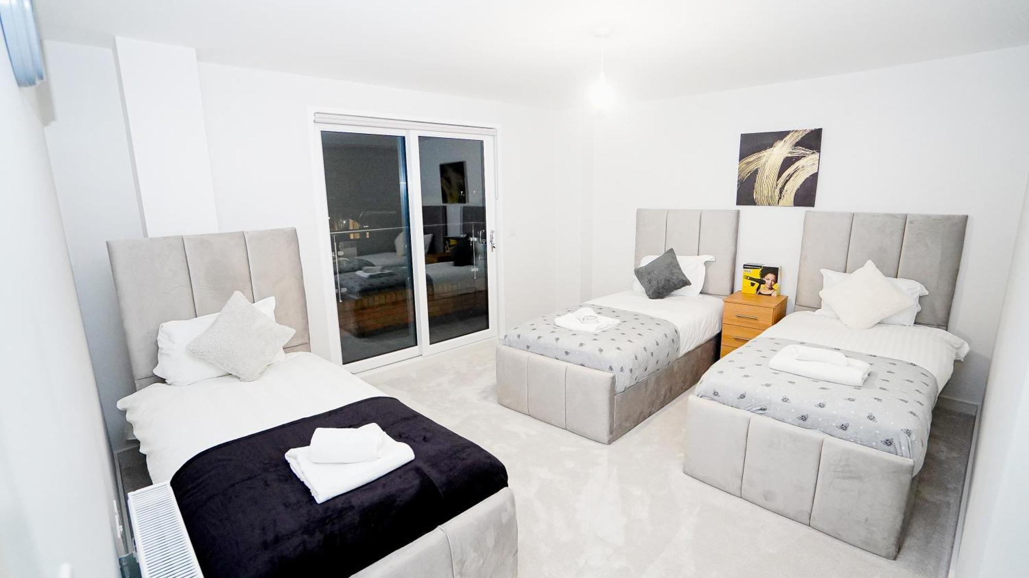 Spacious 3 Bedroom In With Free Parking By Easy 2 Manage Holiday home *