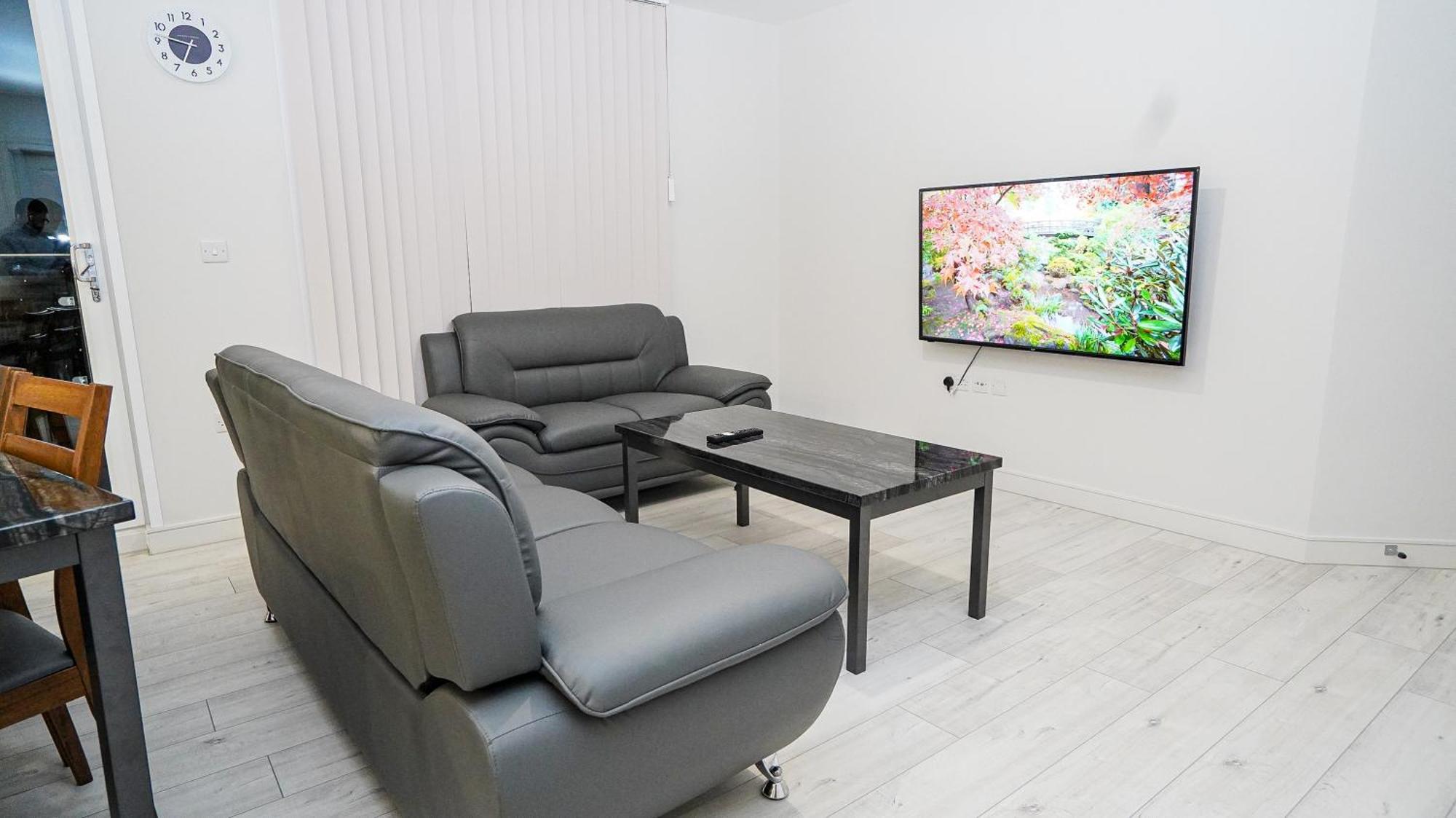 Spacious 3 Bedroom In With Free Parking By Easy 2 Manage
