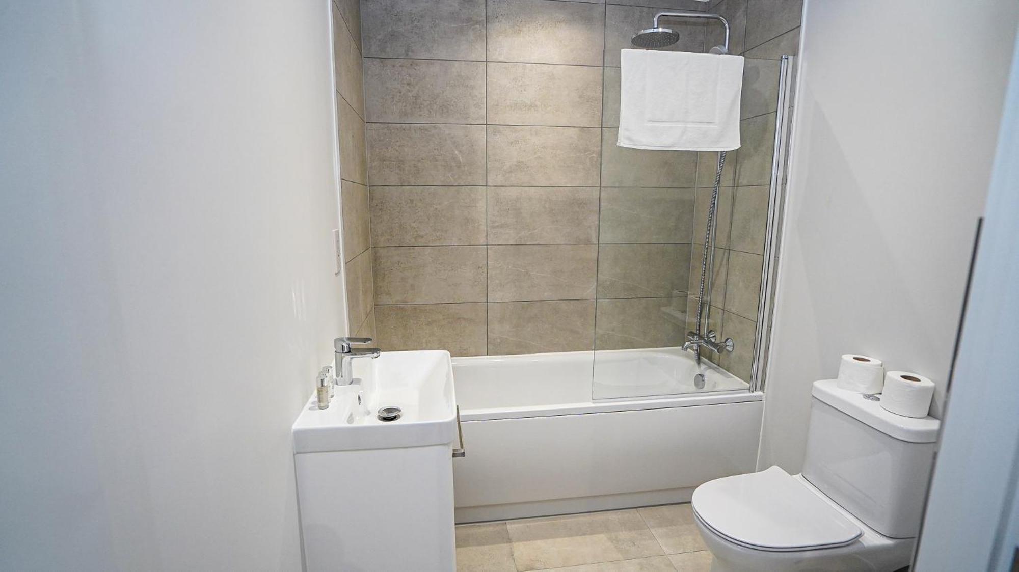 Holiday home Spacious 3 Bedroom In With Free Parking By Easy 2 Manage