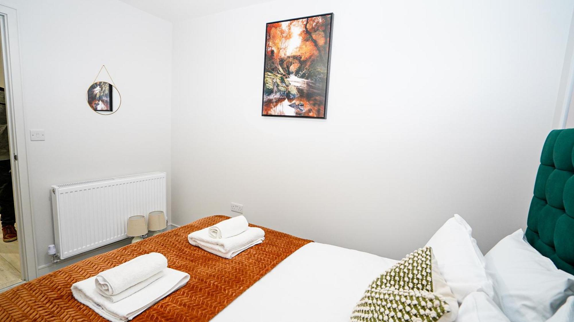 Spacious 3 Bedroom In With Free Parking By Easy 2 Manage Holiday home Slough