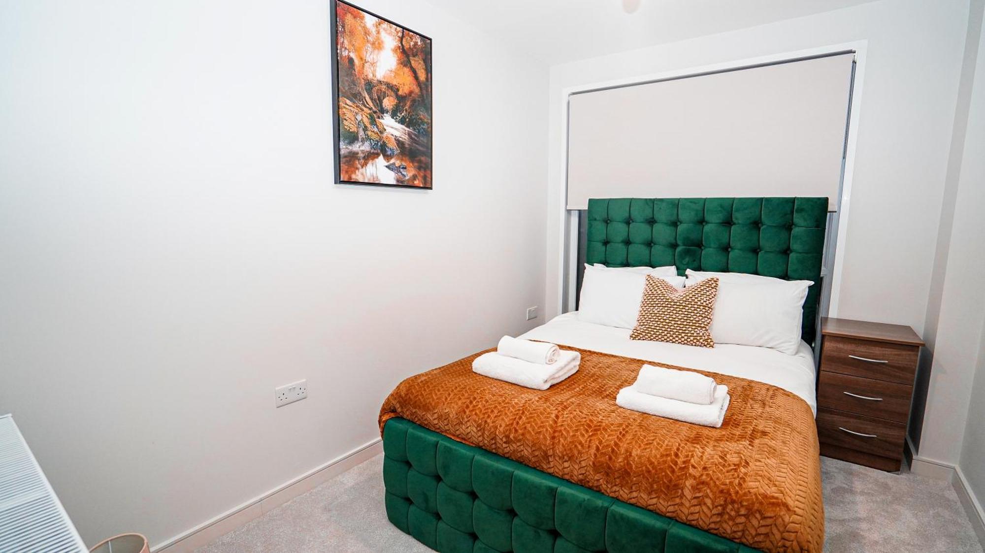 Spacious 3 Bedroom In With Free Parking By Easy 2 Manage * Slough