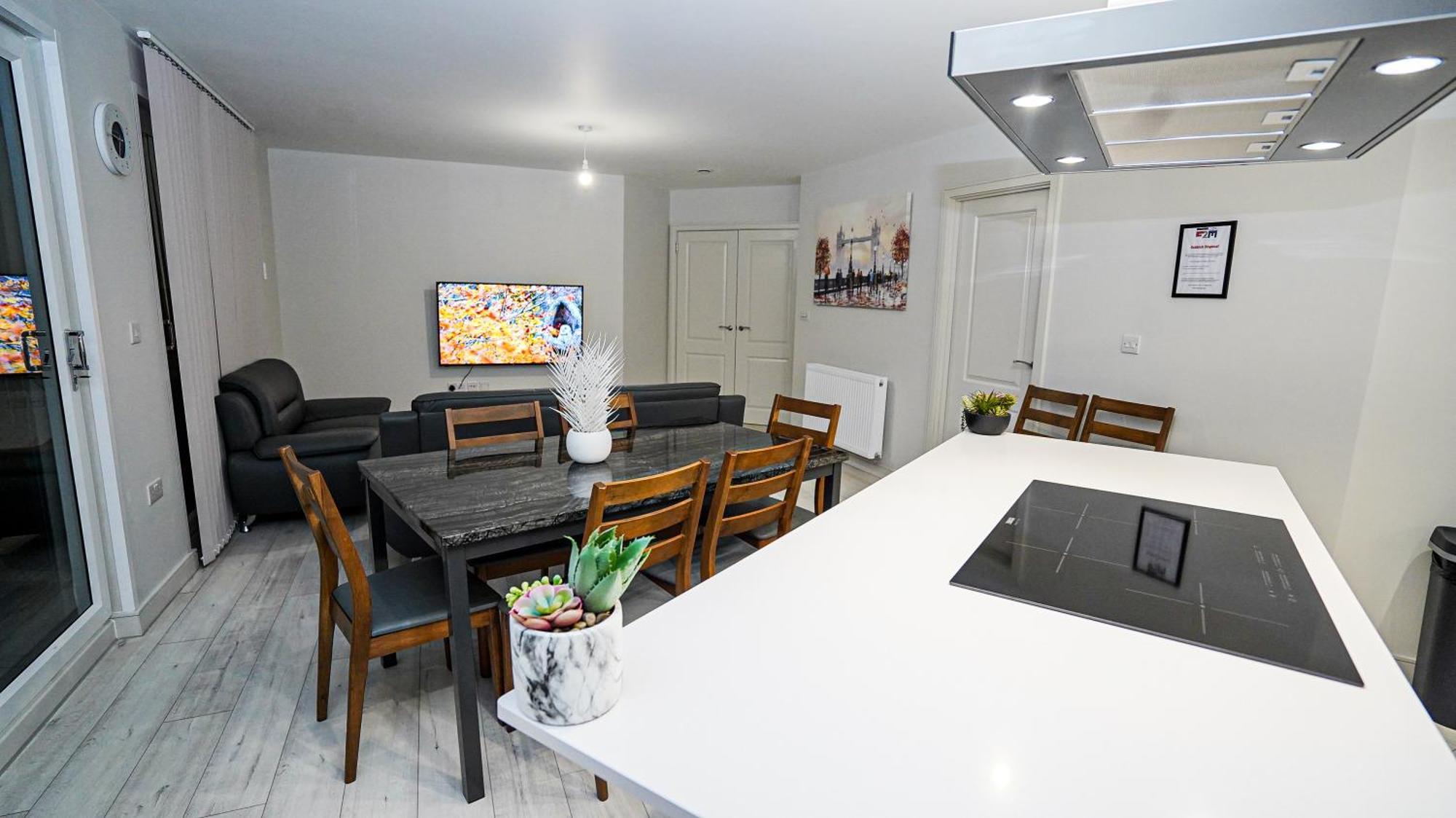 Spacious 3 Bedroom In With Free Parking By Easy 2 Manage