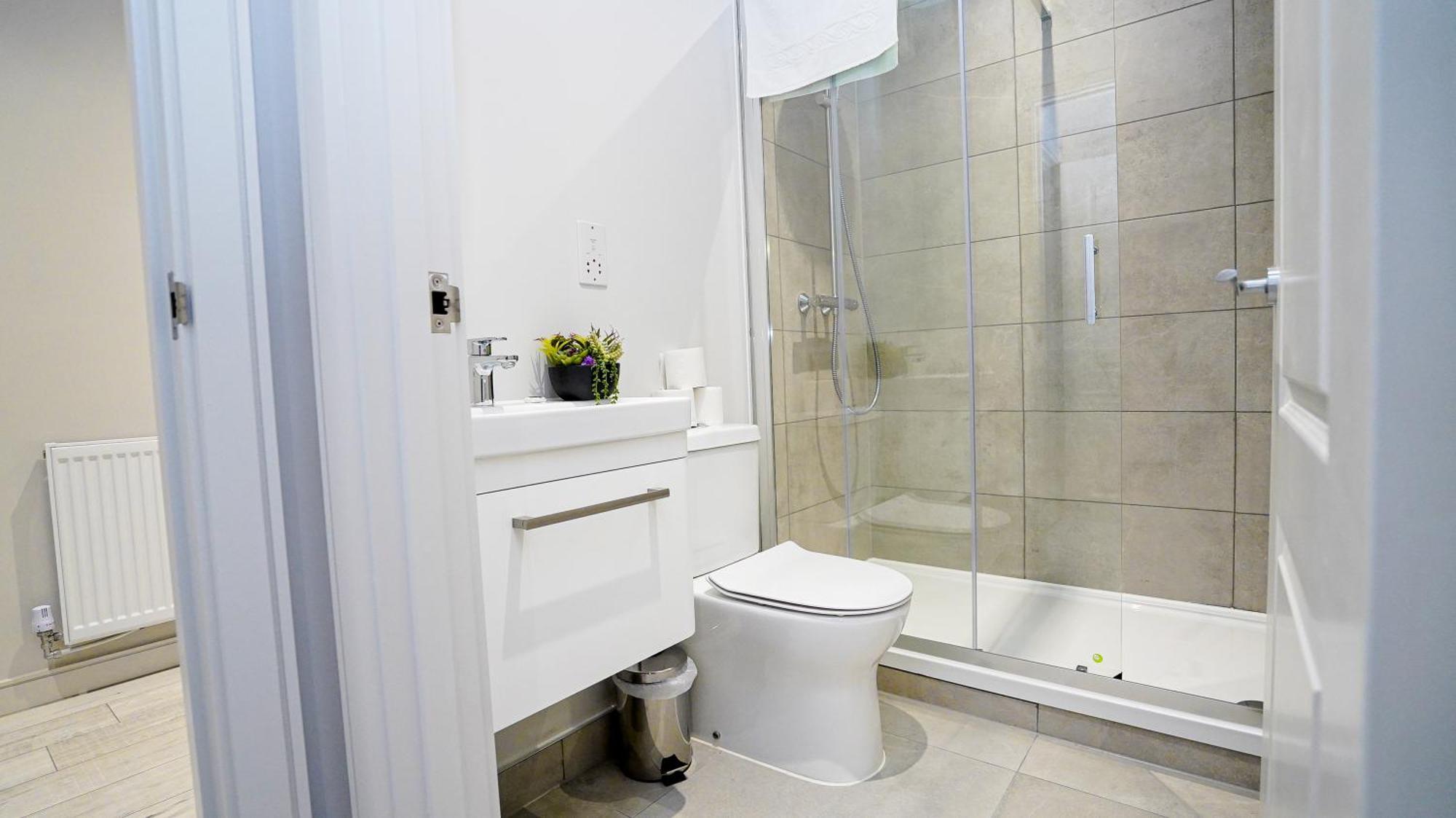 Spacious 3 Bedroom In With Free Parking By Easy 2 Manage *