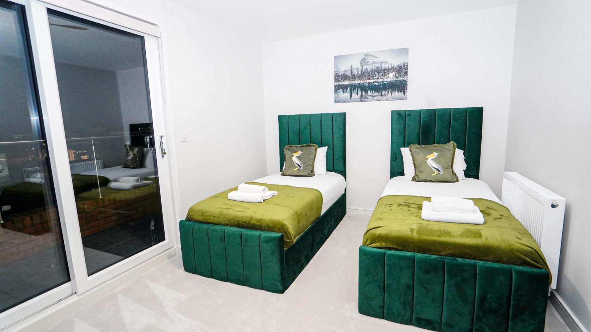 Spacious 3 Bedroom In With Free Parking By Easy 2 Manage * Slough