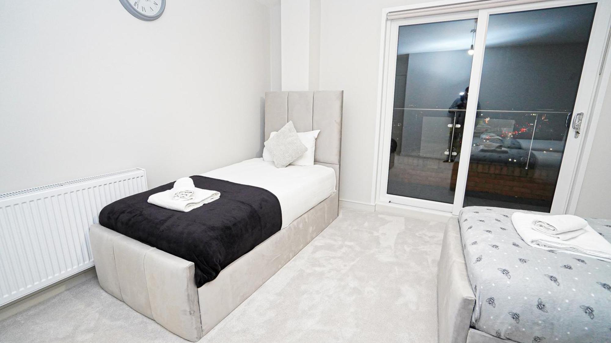 Holiday home Spacious 3 Bedroom In With Free Parking By Easy 2 Manage *