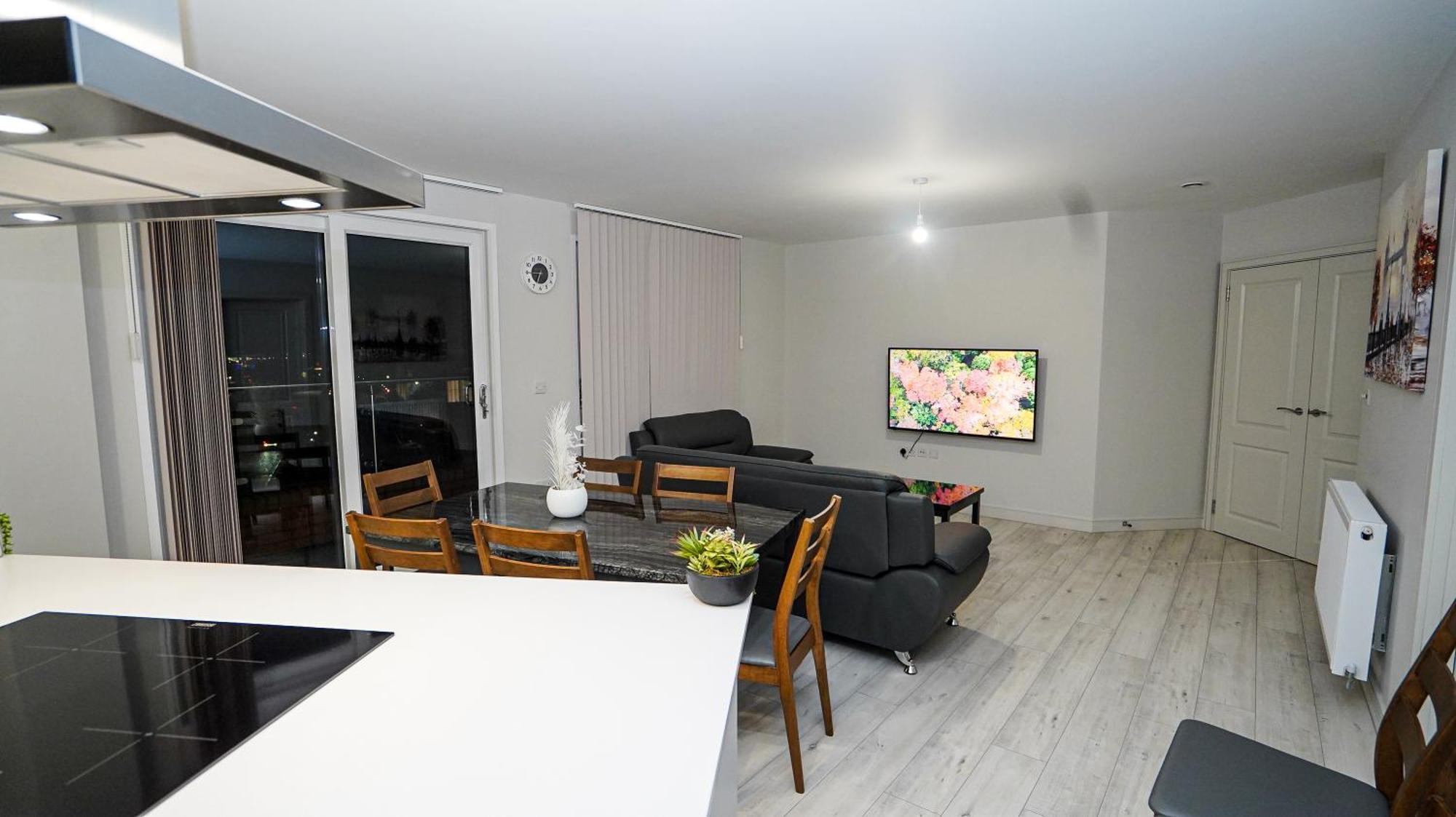 Spacious 3 Bedroom In With Free Parking By Easy 2 Manage Holiday home Slough